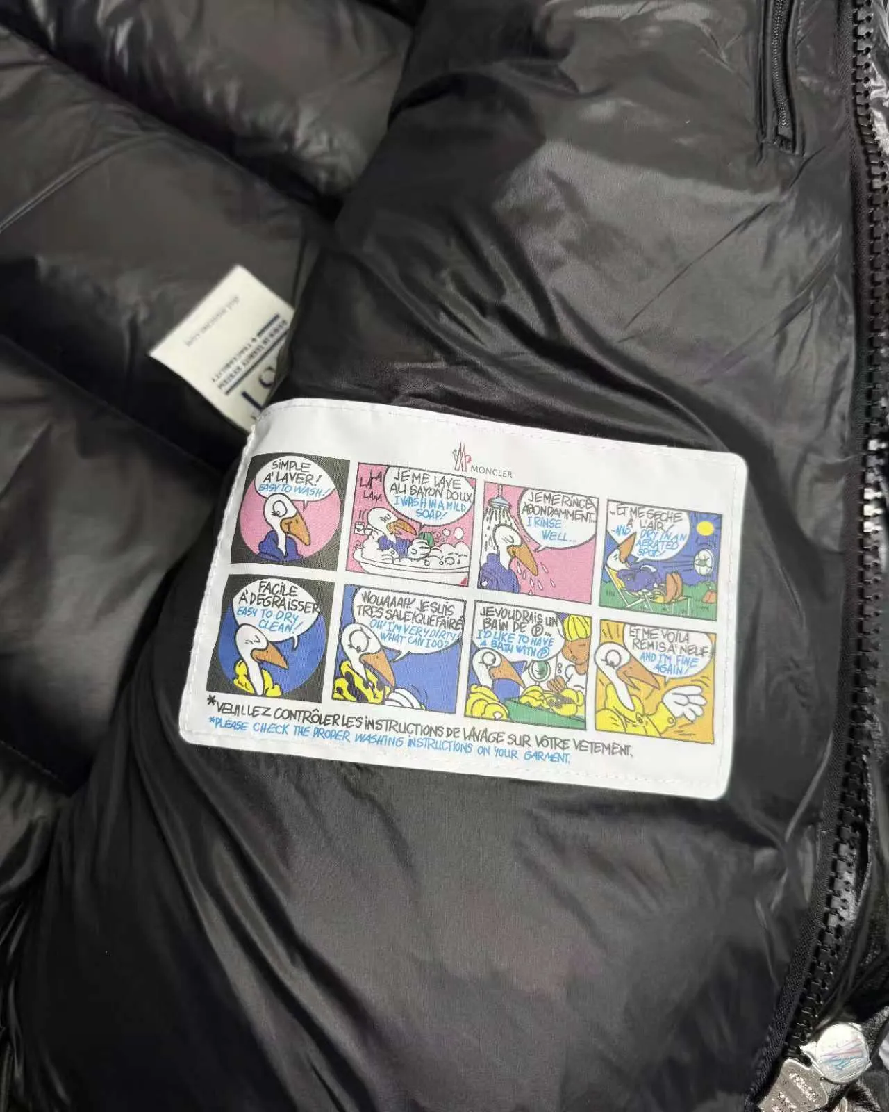 P390 Moncler/ 2026 70 、 。 DNA ， ， 。 Classic ， 、 。 Classic 70 。 Quality， 90 ，Premium Quality ， ，Black ！ Sizes M-3XL